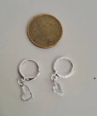 Aros de corazón plateados