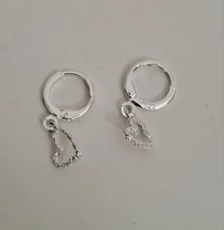 Aros de corazón plateados