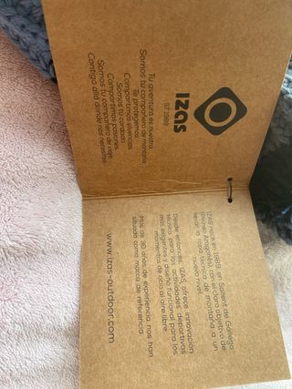 Gorro IZAS azul y negro con pompón