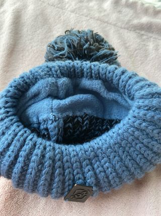 Gorro IZAS azul y negro con pompón