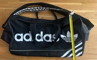 Bolsa de deporte Adidas negra y blanca