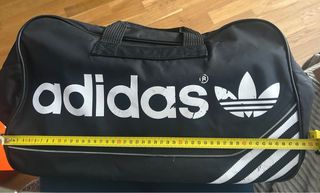 Bolsa de deporte Adidas negra y blanca