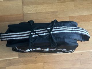 Bolsa de deporte Adidas negra y blanca