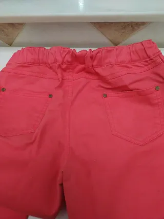 Pantalón rojo chica