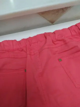 Pantalón rojo chica