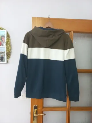 Chaqueta con cremallera y bolsillos.