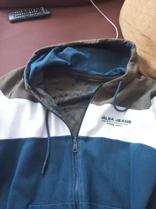 Chaqueta con cremallera y bolsillos.