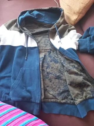 Chaqueta con cremallera y bolsillos.