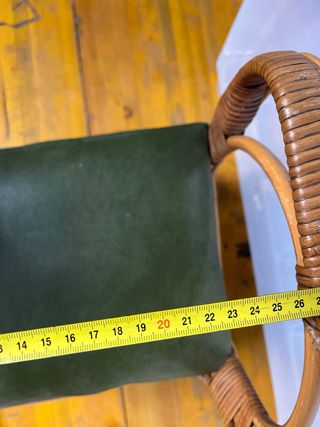 Sedia vintage in rattan e pelle verde con dondolo