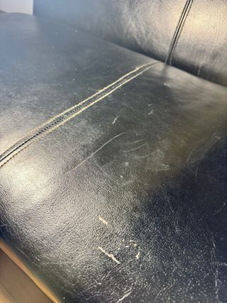 Sofá de cuero negro y madera