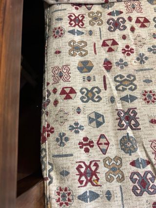 Sillón de madera con cojines estampados