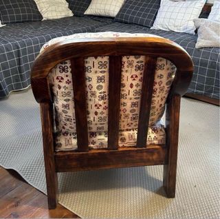 Sillón de madera con cojines estampados