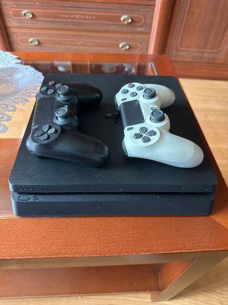 PS4 Slim 500 GB Nera + 2 controller DualShock 4