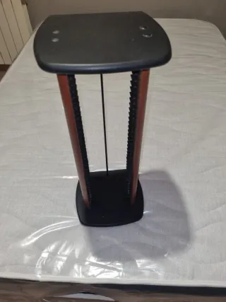 Torre para CDs de madera y plástico