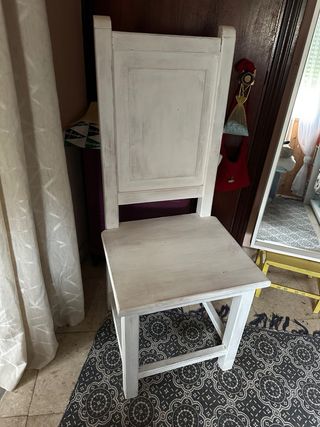 Mesa redonda de madera rústica