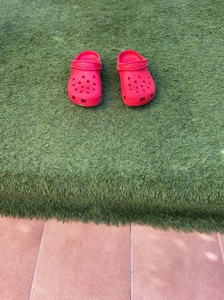 Zuecos Crocs rojos talla 36