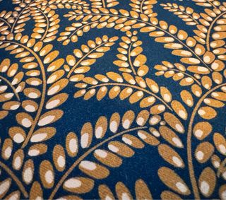 Sillón tela estampado hojas naranja