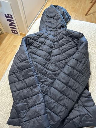 Abrigo fino negro con capucha