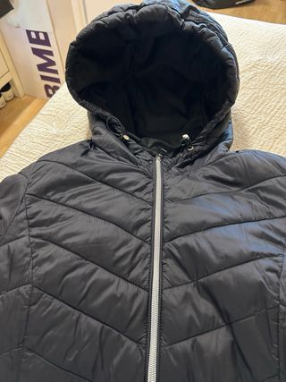 Abrigo fino negro con capucha