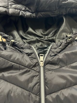 Abrigo fino negro con capucha