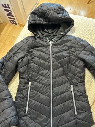 Abrigo fino negro con capucha