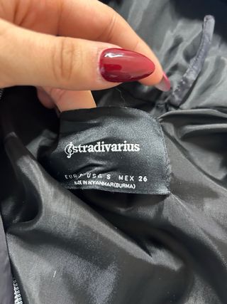 Abrigo fino negro con capucha