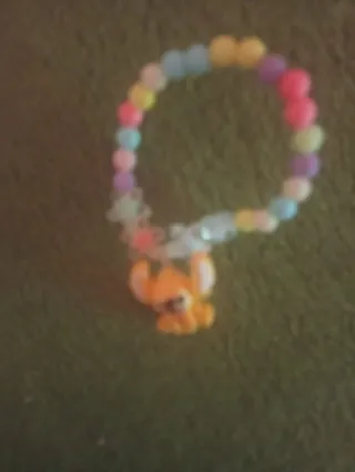 Pulsera infantil multicolor con charm