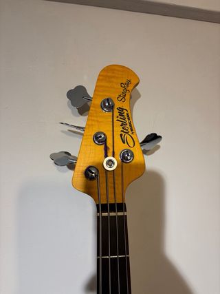 Bajo Sterling by Musicman Ray24Ca