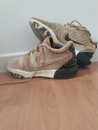 Nike LeBron 21 Beige/Oro Zapatillas Baloncesto