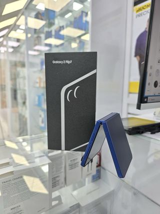 Samsung Galaxy Z Flip 7 256GB Azul Semi Nuevo