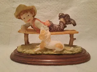 Figura niño con perro en banco