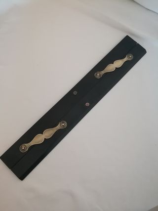 Vecchio righello nautico in legno e metallo