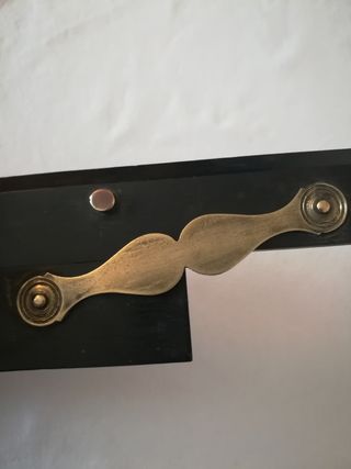 Vecchio righello nautico in legno e metallo