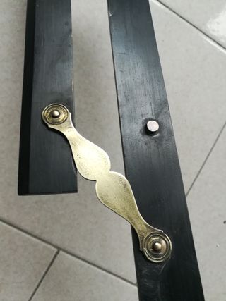 Vecchio righello nautico in legno e metallo