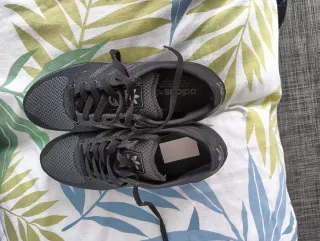 Tenis Adidas grises casi nuevos