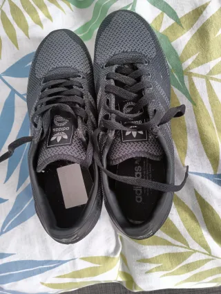 Tenis Adidas grises casi nuevos