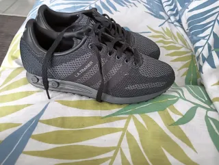 Tenis Adidas grises casi nuevos