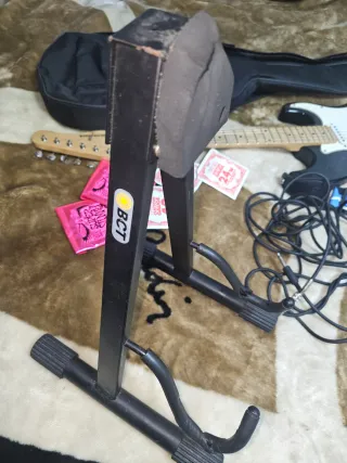 Guitarra Eléctrica Negra con Accesorios