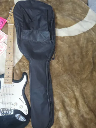 Guitarra Eléctrica Negra con Accesorios