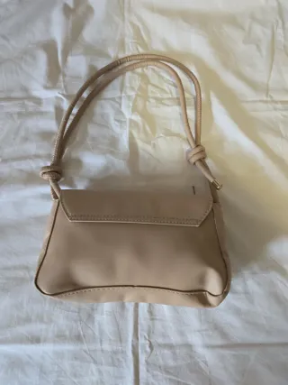Bolso de mano beige con  detalle dorado
