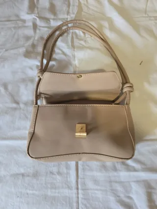 Bolso de mano beige con  detalle dorado