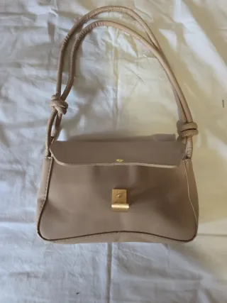 Bolso de mano beige con  detalle dorado