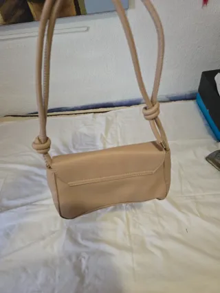 Bolso de mano beige con  detalle dorado