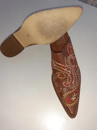 Zuecos tejanos bordados piel