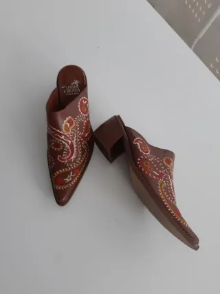 Zuecos tejanos bordados piel