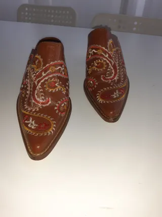 Zuecos tejanos bordados piel