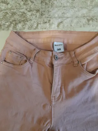 Calça rosa com zíper e rasgo