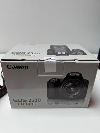 Canon EOS 250D + Obiettivo 18-55mm