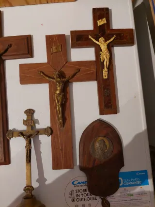 Colección de crucifijos de madera y metal