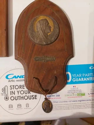 Colección de crucifijos de madera y metal